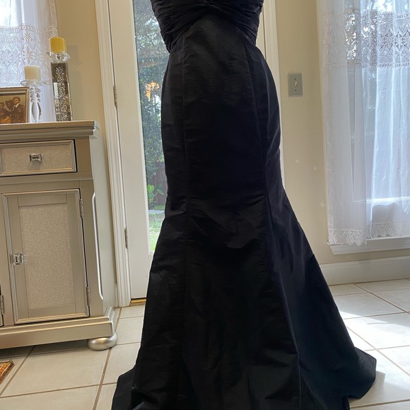 Black silk gown - Picture 1 of 1